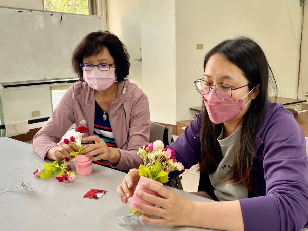 崇善里關懷據點與泓德長照攜手共度溫馨母親節