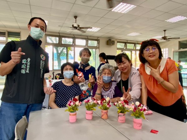 崇善里關懷據點與泓德長照攜手共度溫馨母親節