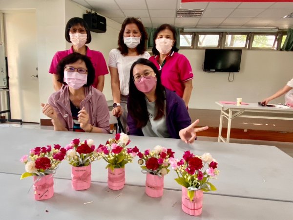 相簿：崇善里關懷據點與泓德長照攜手共度溫馨母親節