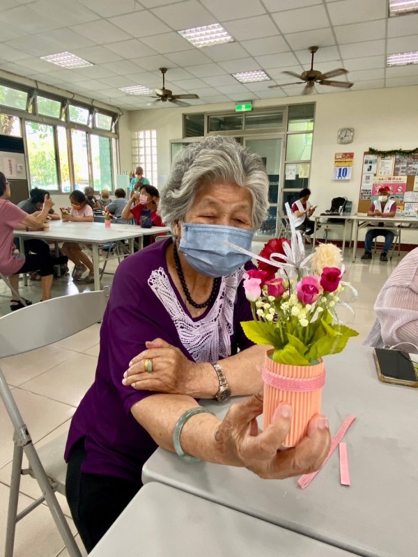 崇善里關懷據點與泓德長照攜手共度溫馨母親節