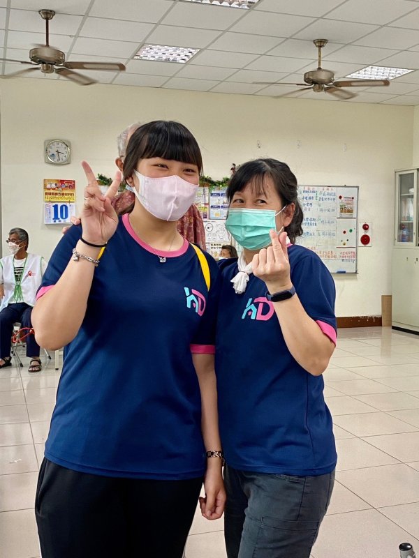 崇善里關懷據點與泓德長照攜手共度溫馨母親節