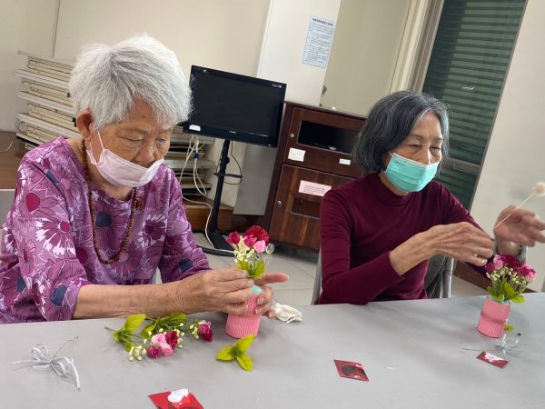 崇善里關懷據點與泓德長照攜手共度溫馨母親節