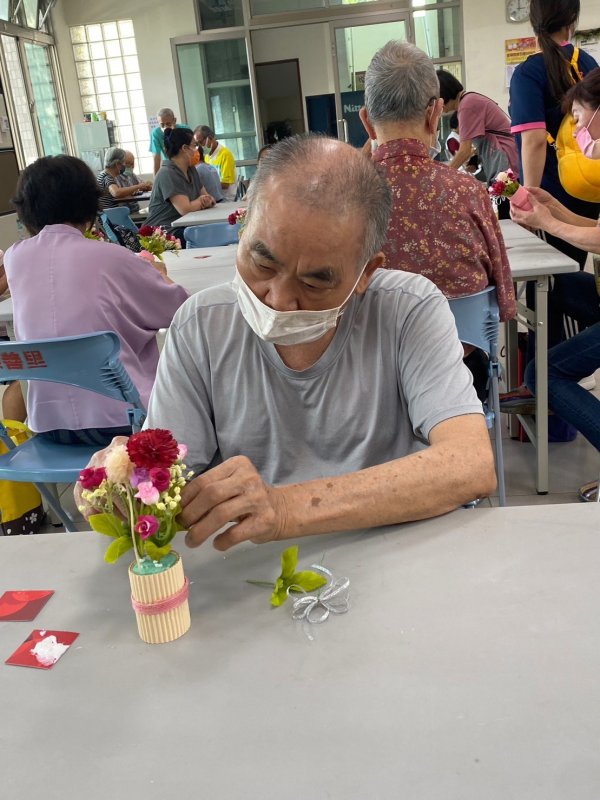 崇善里關懷據點與泓德長照攜手共度溫馨母親節
