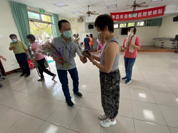 崇善里關懷據點與泓德長照攜手共度溫馨母親節