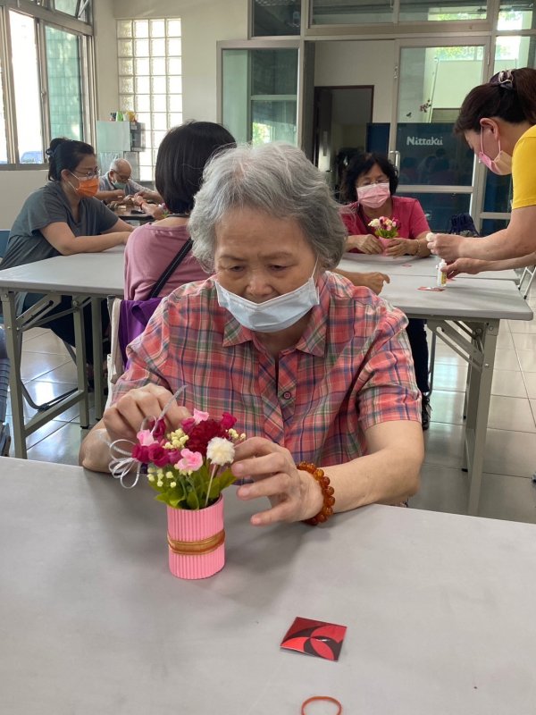 崇善里關懷據點與泓德長照攜手共度溫馨母親節