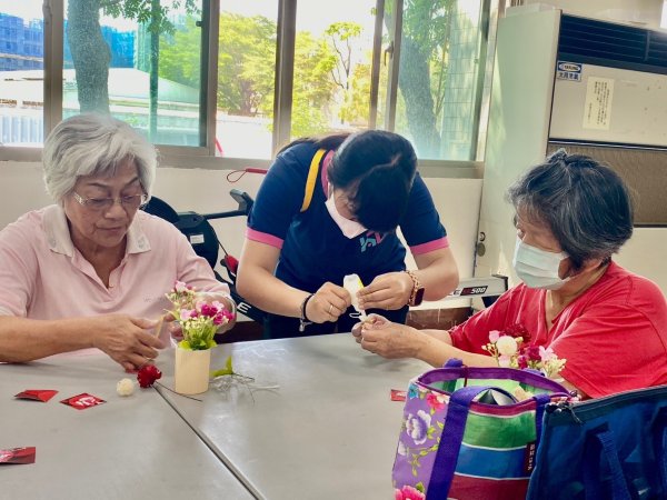 崇善里關懷據點與泓德長照攜手共度溫馨母親節