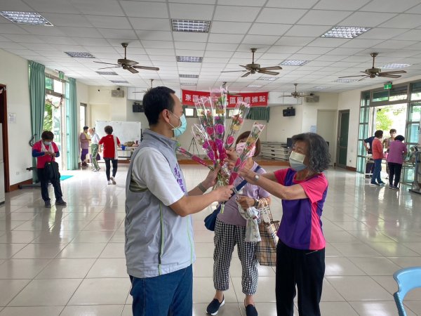 崇善里關懷據點與泓德長照攜手共度溫馨母親節