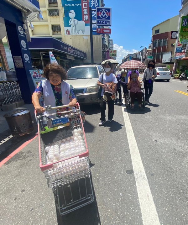 相簿：東區衛生所舉辦《盛滿健康》課程，長輩共購六大類食物學習健康飲食習慣