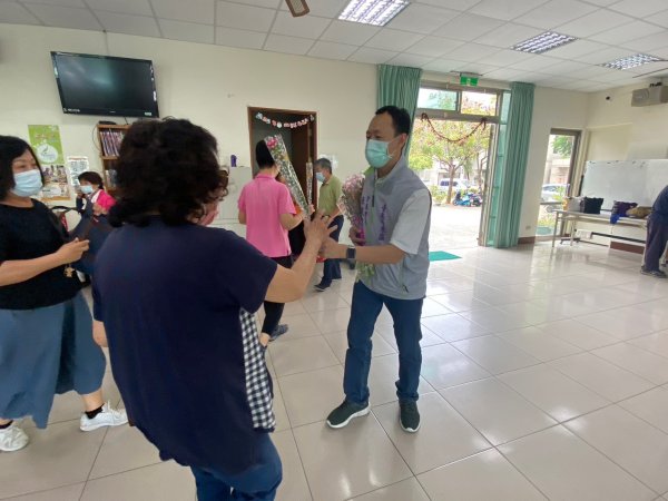 崇善里關懷據點與泓德長照攜手共度溫馨母親節