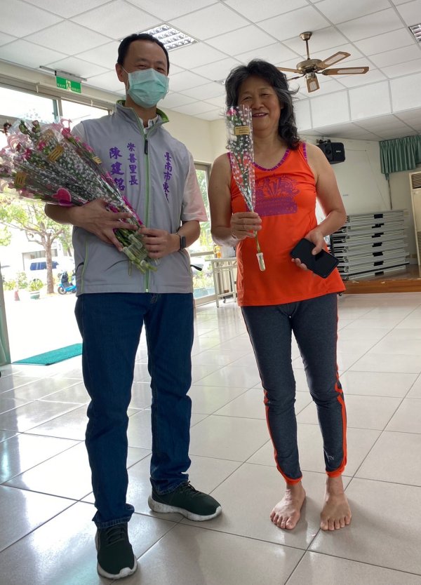 崇善里關懷據點與泓德長照攜手共度溫馨母親節