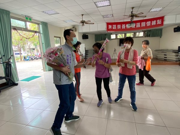崇善里關懷據點與泓德長照攜手共度溫馨母親節
