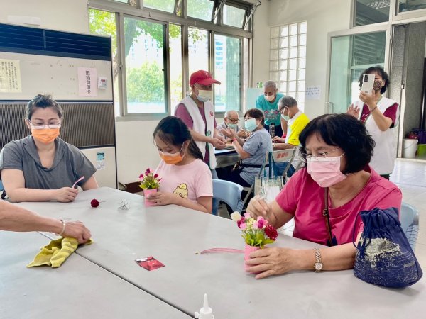 崇善里關懷據點與泓德長照攜手共度溫馨母親節
