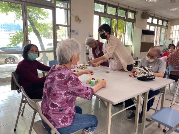 崇善里關懷據點與泓德長照攜手共度溫馨母親節