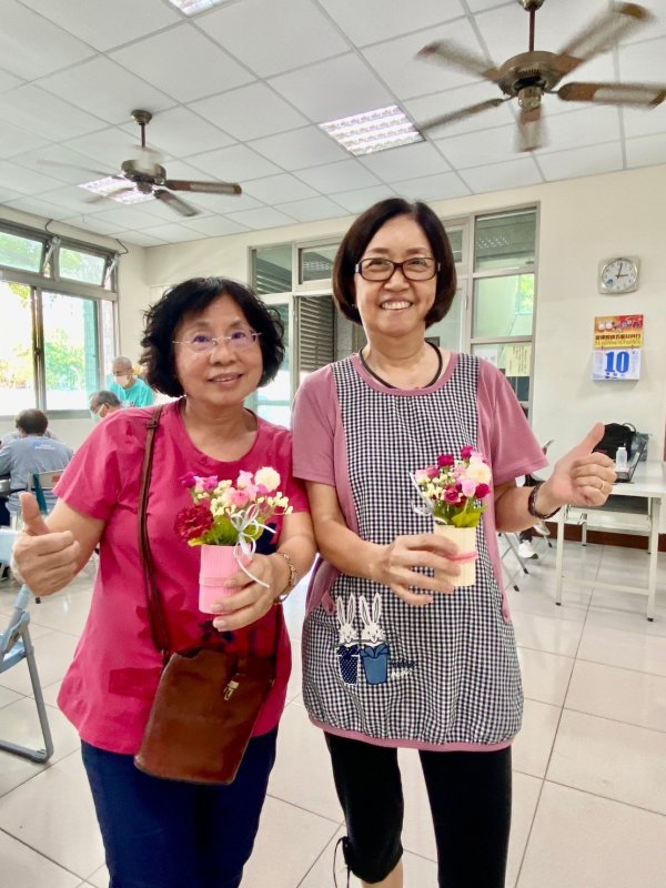 崇善里關懷據點與泓德長照攜手共度溫馨母親節