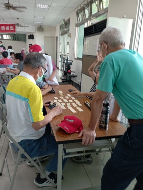 崇善里關懷據點與泓德長照攜手共度溫馨母親節