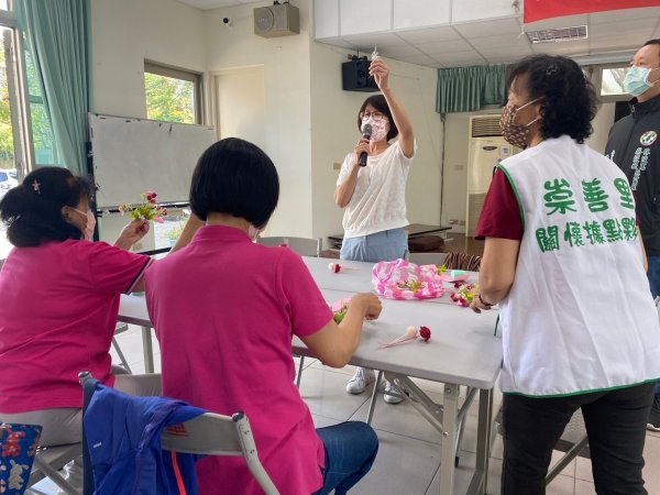 崇善里關懷據點與泓德長照攜手共度溫馨母親節