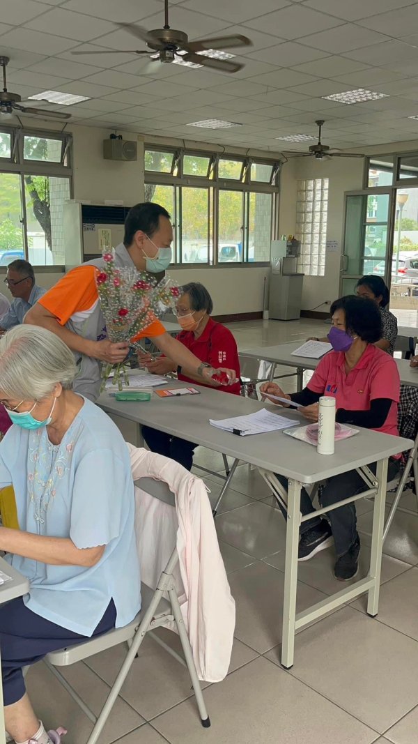 崇善里關懷據點與泓德長照攜手共度溫馨母親節