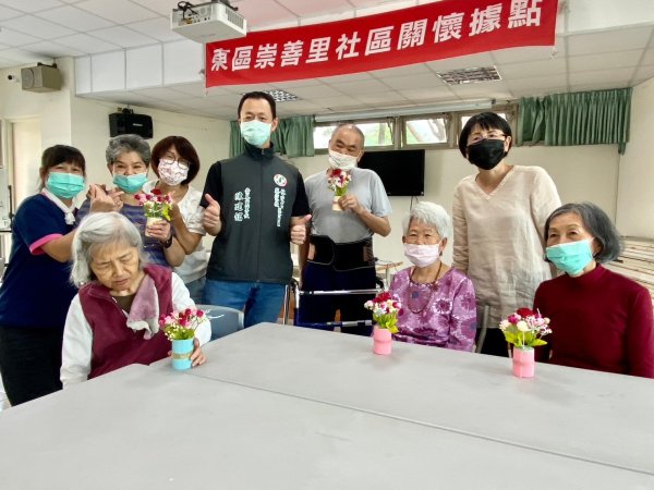 崇善里關懷據點與泓德長照攜手共度溫馨母親節
