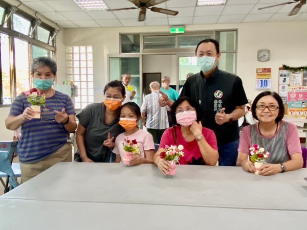 崇善里關懷據點與泓德長照攜手共度溫馨母親節