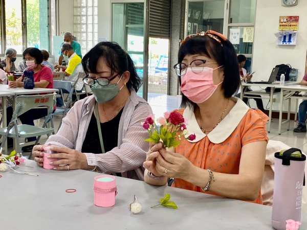崇善里關懷據點與泓德長照攜手共度溫馨母親節