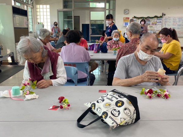 崇善里關懷據點與泓德長照攜手共度溫馨母親節