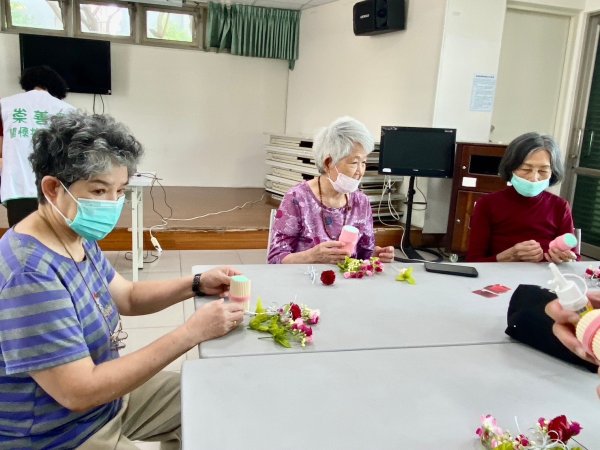 崇善里關懷據點與泓德長照攜手共度溫馨母親節