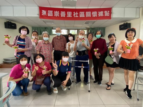崇善里關懷據點與泓德長照攜手共度溫馨母親節