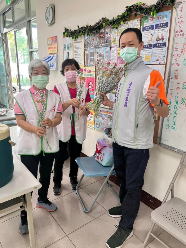 崇善里關懷據點與泓德長照攜手共度溫馨母親節