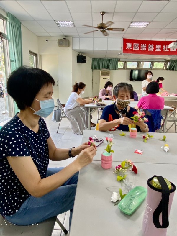 崇善里關懷據點與泓德長照攜手共度溫馨母親節