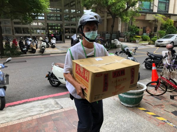 愛心物資再一波！感謝台灣美發展交流協會贈送物資給予里內獨居長者與中低收民