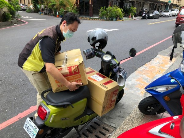 愛心物資再一波！感謝台灣美發展交流協會贈送物資給予里內獨居長者與中低收民