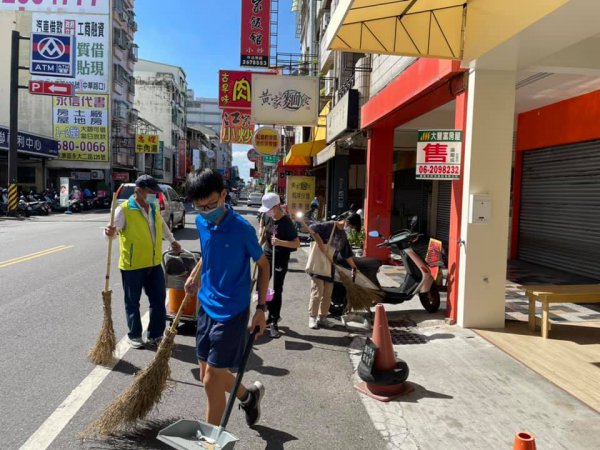 炙熱的陽光普照，一群環保夥伴與學生，利用週六、週日兩天一同打掃崇善公園與街道暨活動中心清潔！