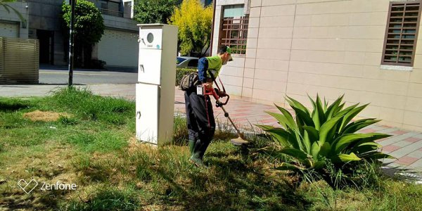 炙熱的陽光普照，一群環保夥伴與學生，利用週六、週日兩天一同打掃崇善公園與街道暨活動中心清潔！