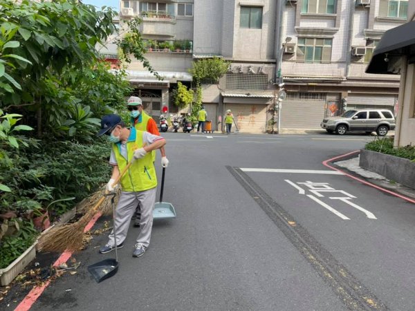 一群無價的夥伴，犧牲週六、週日兩天！來社區、公園環境打掃服務！