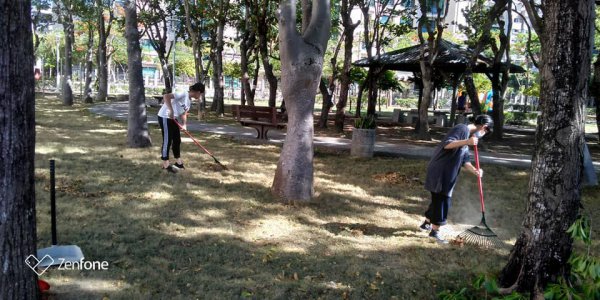 炙熱的陽光普照，一群環保夥伴與學生，利用週六、週日兩天一同打掃崇善公園與街道暨活動中心清潔！