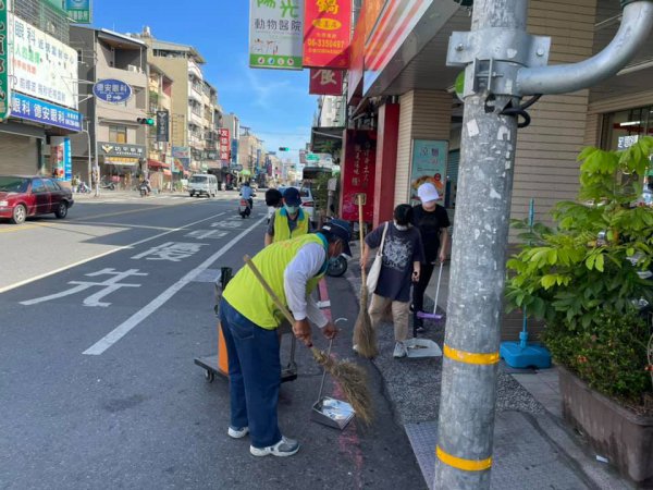 炙熱的陽光普照，一群環保夥伴與學生，利用週六、週日兩天一同打掃崇善公園與街道暨活動中心清潔！