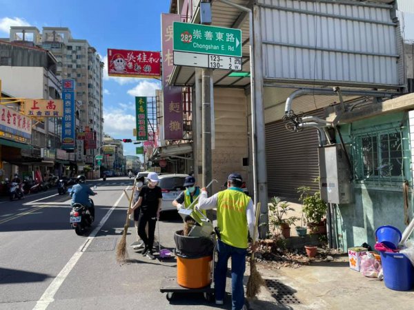 炙熱的陽光普照，一群環保夥伴與學生，利用週六、週日兩天一同打掃崇善公園與街道暨活動中心清潔！