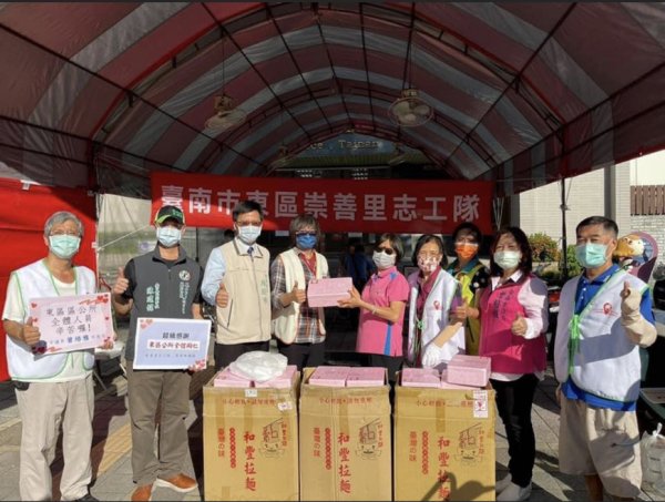 崇善里里長陳建銘和崇善里志工們發心到大型接種站贈送餐盒，力挺這群「防疫英雄」活動