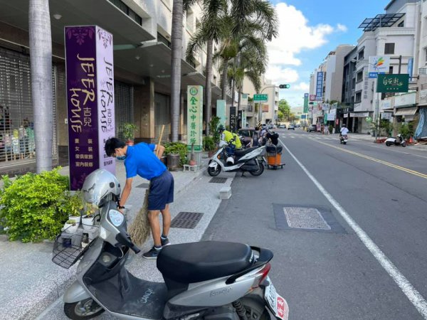 炙熱的陽光普照，一群環保夥伴與學生，利用週六、週日兩天一同打掃崇善公園與街道暨活動中心清潔！
