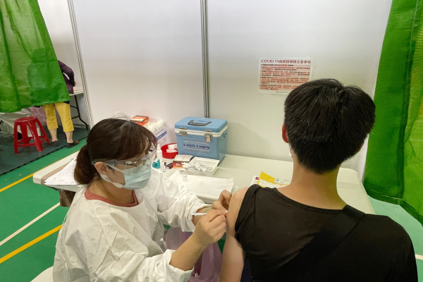 臺南三處大型疫苗接種站同步開打一切順暢 黃偉哲：感謝醫護犧牲假期提升市民保護力
