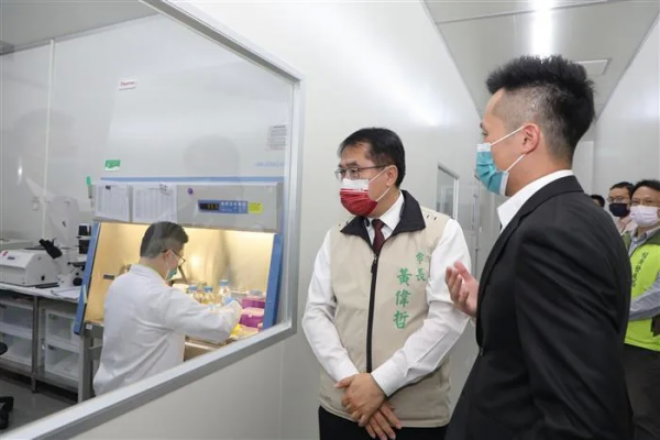 黃偉哲未雨綢繆視察臺南市快篩試劑原料廠