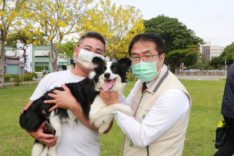 推動寵物友善城市 黃偉哲現身飛盤狗夏季賽與市民互動