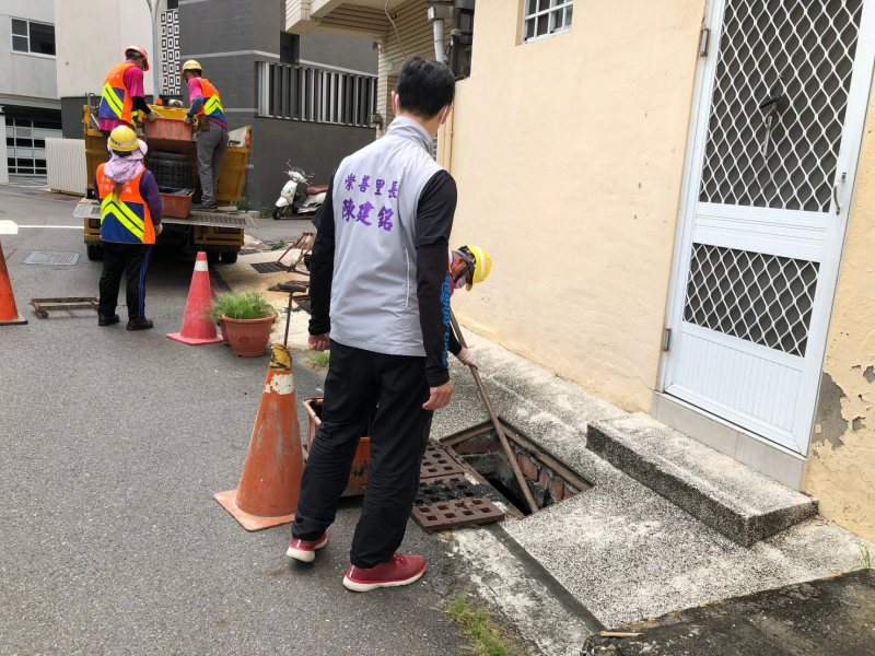 善里街道環保局水溝清淤作業-防範汛期積水及消除病媒蚊
