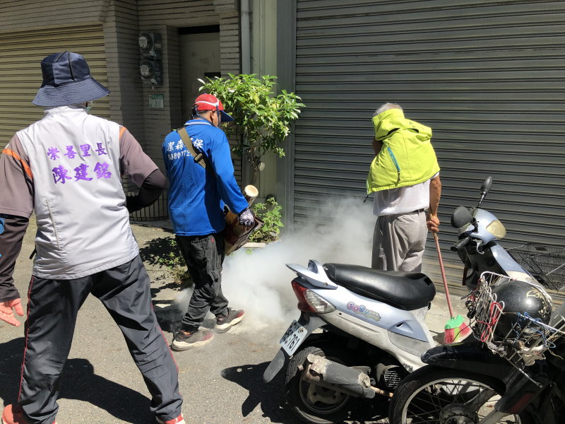 8月25日崇善里登革熱病媒蚊防治噴藥作業