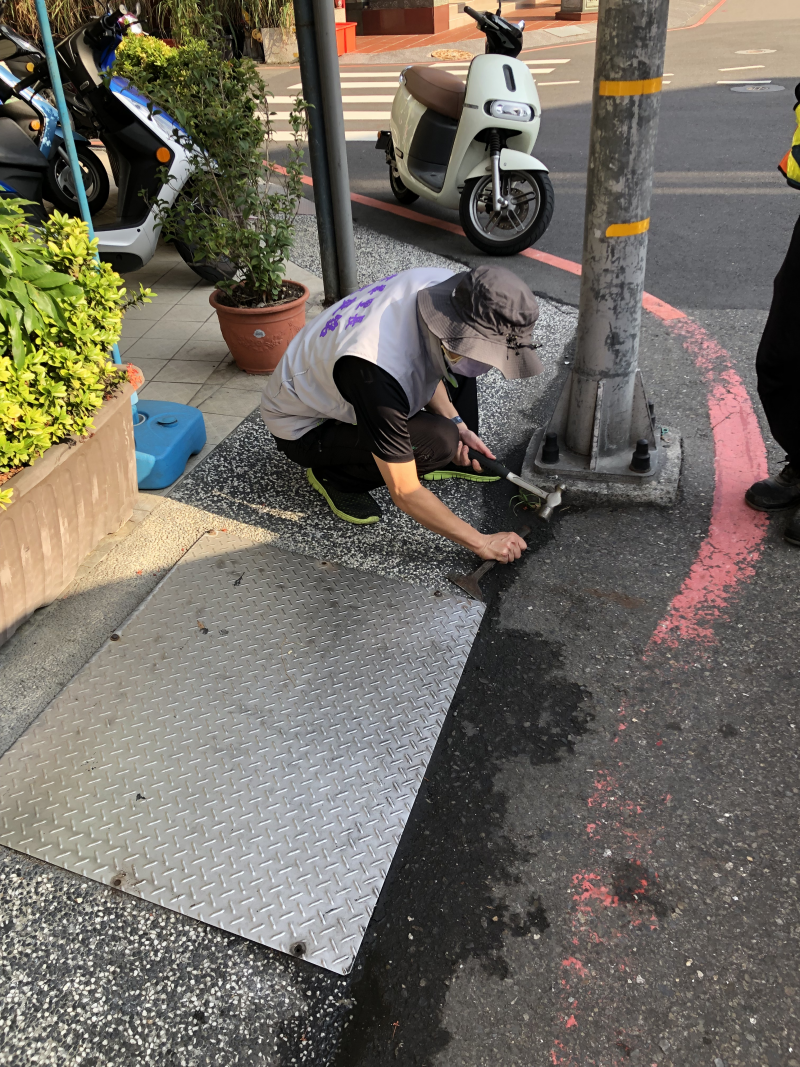 崇善路水溝清淤作業~里長協助商家開啟水溝蓋鐵板