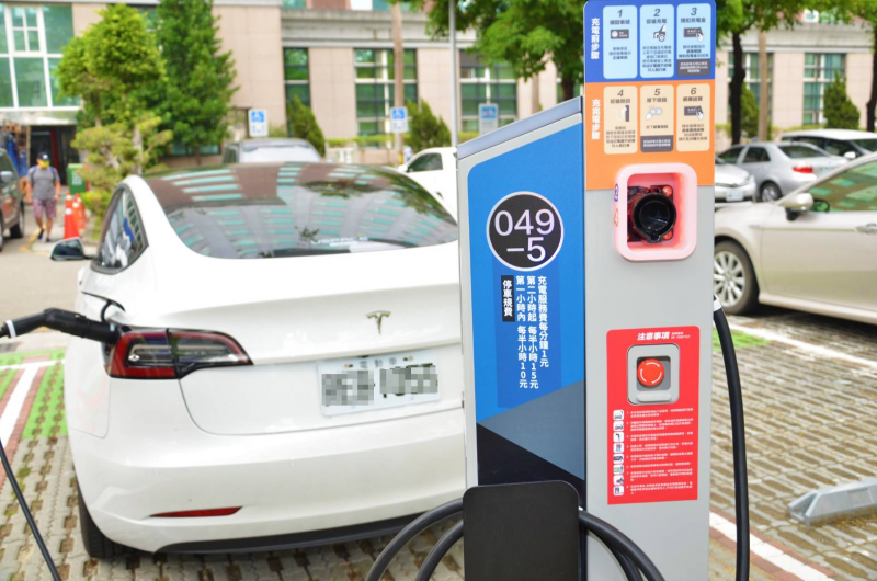 落實智慧城市—智慧路邊停車格還具充電功能