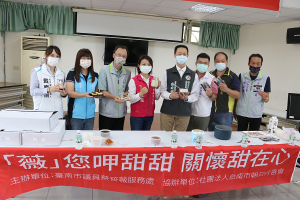 蔡筱薇陪東區長輩作甜點-崇善里活動中心