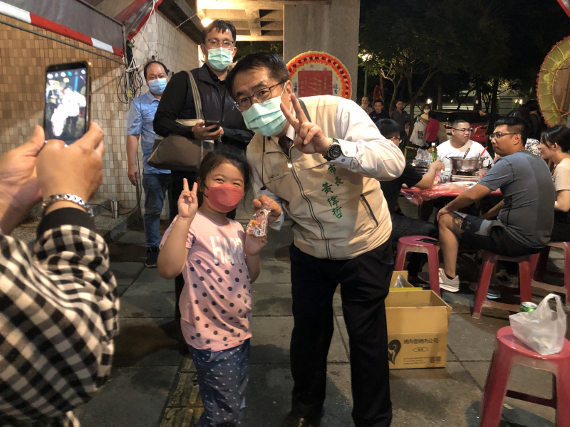 9月3日臺南市長黃偉哲百忙之中抽空來崇善里幫志工打氣
