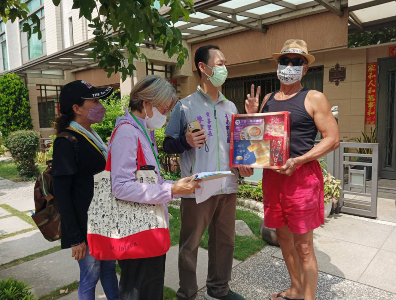 中秋前夕送暖關懷里內長輩