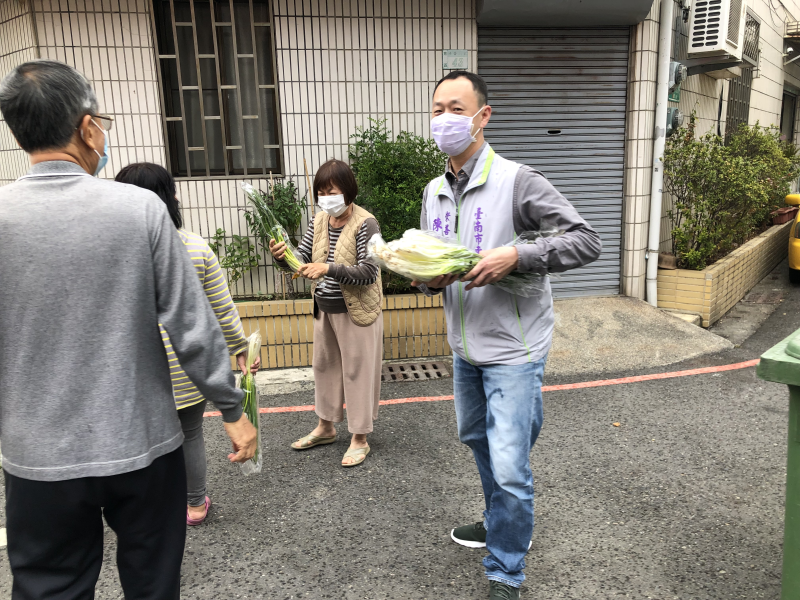 普力食物銀行捐贈新鮮青蔥給社區民眾~讓長輩可以得到尚「青」的營養
